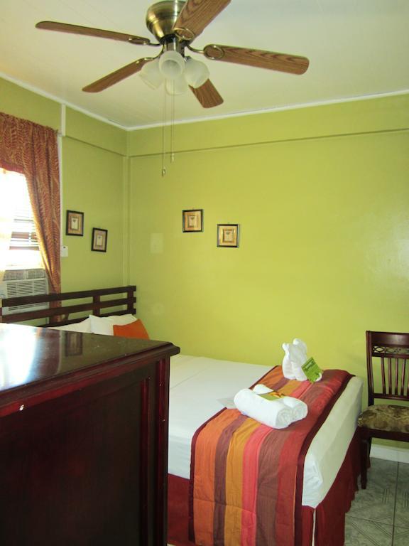 Narakiel's Inn Roseau Ruang foto