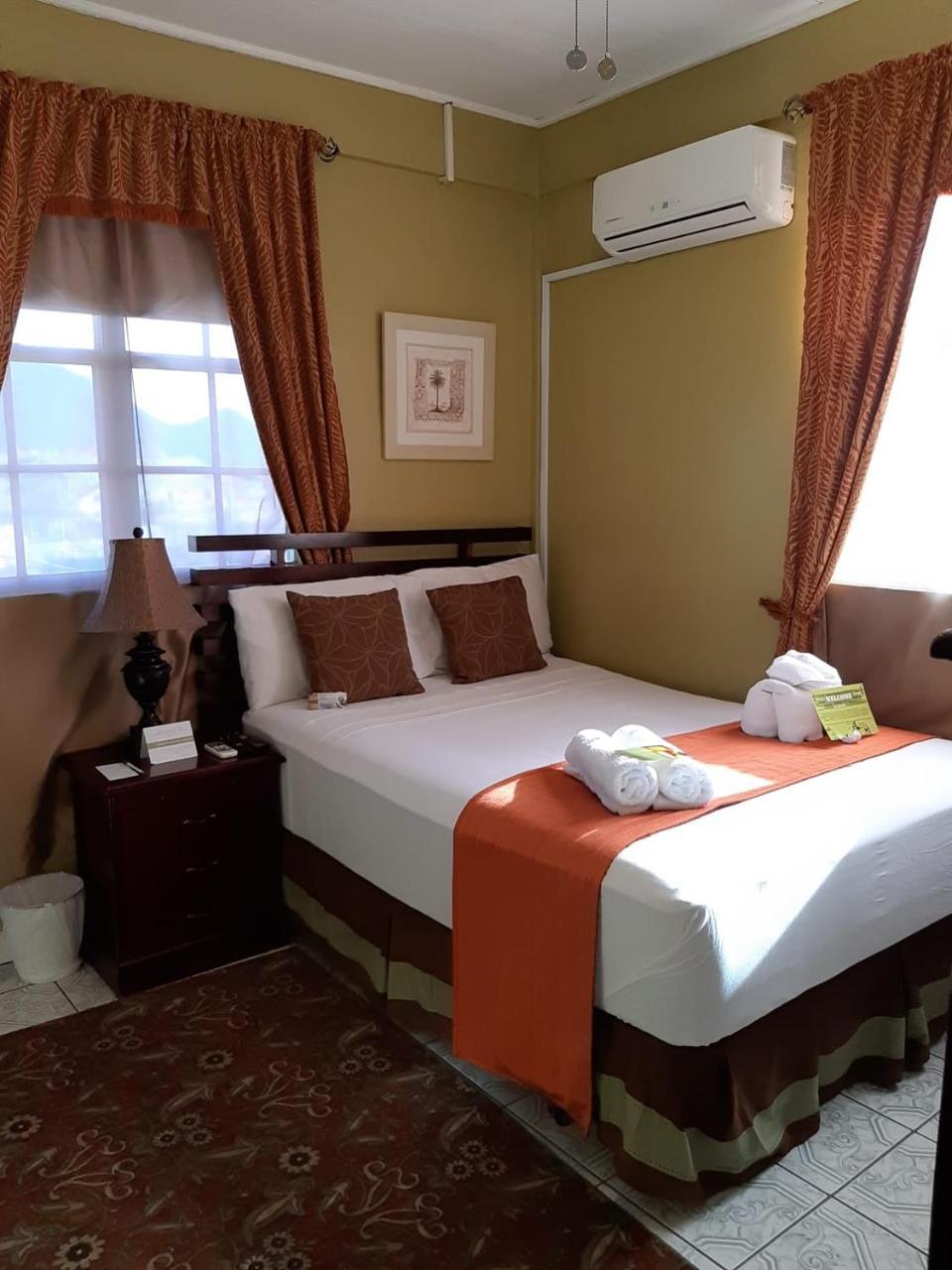 Narakiel's Inn Roseau Bagian luar foto